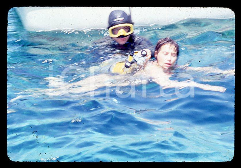 Fotografia d epoca originale 35mm vintage slide 1985 ca COSTUME Rosa FUMETTO nuda con un sub 4 1