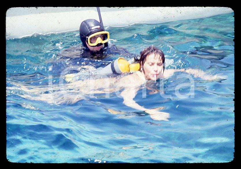 Fotografia d epoca originale 35mm vintage slide 1985 ca COSTUME Rosa FUMETTO nuda con un sub 3 1