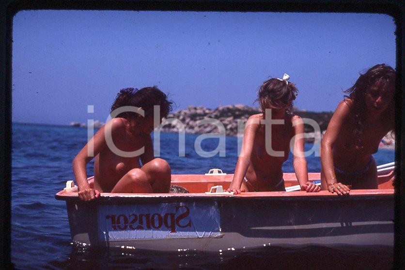 Fotografia d epoca originale 35mm vintage slide 1985 ca COSTUME Rosa FUMETTO e modelle nude in barca 1 1