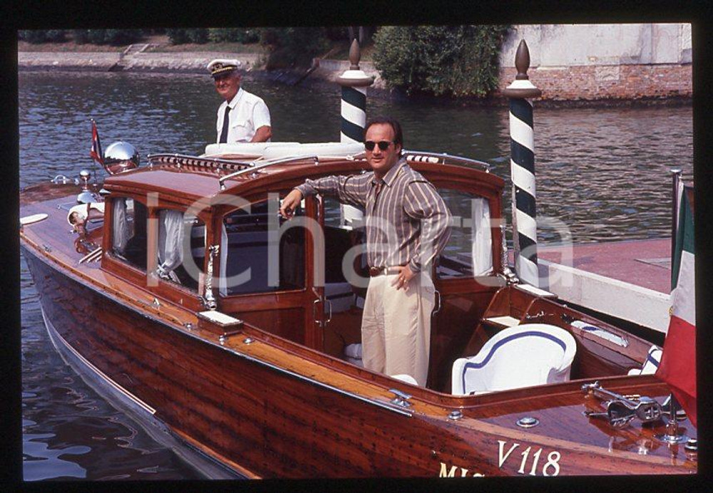 Jim BELUSHI - Mostra del Cinema VENEZIA 1982 - Arrivo  *35mm vintage slide 1 Diapositiva originale, in formato 35 mm.Per i diritti rivolgersi a ICharta.E' severamente vietata la riproduzione. Tutti i diritti sono riservati.ICharta mette in vendita, sul negozio eBay e in esclusiva sul sito "icharta" il proprio archivio composto da numerose diapositive e negativi fotografici d'epoca, tutti originali e autentici, che attraversano la storia del costume tra la fine degli anni Sessanta e Novanta.Si tratta di uno sguardo inedito sull'attualità, la politica, la vita quotidiana, il gossip e la cultura, che fotografa il cambiamento della nazione in quest'ultimo scorcio del XX secolo. Un'occasione unica per il mercato del collezionismo, che vede finalmente disponibile un archivio eccezionale per vastità, tematiche e condizioni, in un settore (il negativo fotografico e la diapositiva) di assoluta novità e dalle interessanti prospettive di investimento.  GOOD/buono   originale e autentica 1