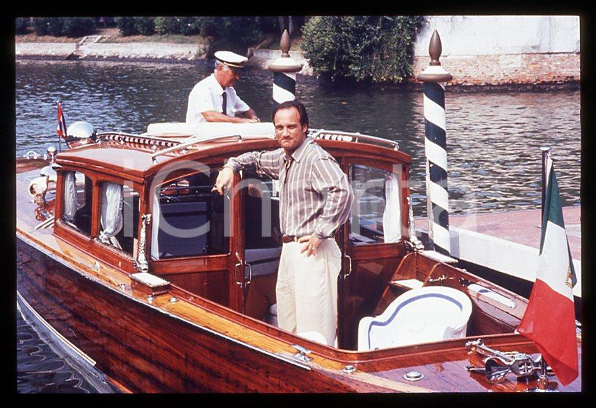 Jim BELUSHI - Mostra del Cinema VENEZIA 1982 - Arrivo  *35mm vintage slide 3 Diapositiva originale, in formato 35 mm.Per i diritti rivolgersi a ICharta.E' severamente vietata la riproduzione. Tutti i diritti sono riservati.ICharta mette in vendita, sul negozio eBay e in esclusiva sul sito "icharta" il proprio archivio composto da numerose diapositive e negativi fotografici d'epoca, tutti originali e autentici, che attraversano la storia del costume tra la fine degli anni Sessanta e Novanta.Si tratta di uno sguardo inedito sull'attualità, la politica, la vita quotidiana, il gossip e la cultura, che fotografa il cambiamento della nazione in quest'ultimo scorcio del XX secolo. Un'occasione unica per il mercato del collezionismo, che vede finalmente disponibile un archivio eccezionale per vastità, tematiche e condizioni, in un settore (il negativo fotografico e la diapositiva) di assoluta novità e dalle interessanti prospettive di investimento.  GOOD/buono   originale e autentica 1
