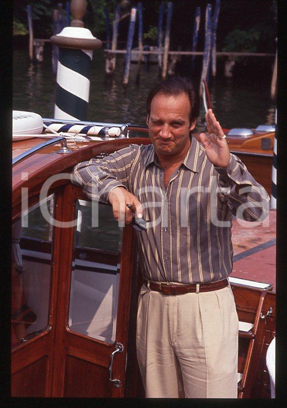 Jim BELUSHI - Mostra del Cinema VENEZIA 1982 - Arrivo  *35mm vintage slide 9 Diapositiva originale, in formato 35 mm.Per i diritti rivolgersi a ICharta.E' severamente vietata la riproduzione. Tutti i diritti sono riservati.ICharta mette in vendita, sul negozio eBay e in esclusiva sul sito "icharta" il proprio archivio composto da numerose diapositive e negativi fotografici d'epoca, tutti originali e autentici, che attraversano la storia del costume tra la fine degli anni Sessanta e Novanta.Si tratta di uno sguardo inedito sull'attualità, la politica, la vita quotidiana, il gossip e la cultura, che fotografa il cambiamento della nazione in quest'ultimo scorcio del XX secolo. Un'occasione unica per il mercato del collezionismo, che vede finalmente disponibile un archivio eccezionale per vastità, tematiche e condizioni, in un settore (il negativo fotografico e la diapositiva) di assoluta novità e dalle interessanti prospettive di investimento.  GOOD/buono   originale e autentica 1