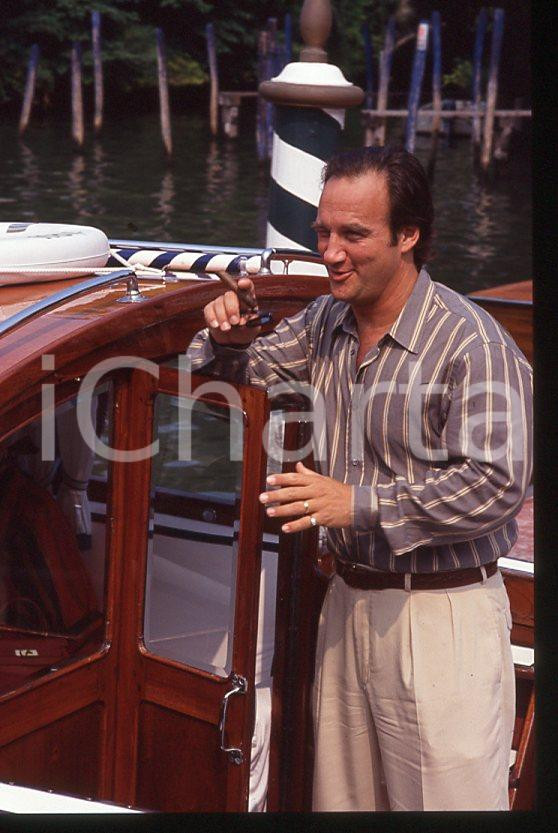 Jim BELUSHI - Mostra del Cinema VENEZIA 1982 - Arrivo ^35mm vintage slide 10 Diapositiva originale, in formato 35 mm.Per i diritti rivolgersi a ICharta.E' severamente vietata la riproduzione. Tutti i diritti sono riservati.ICharta mette in vendita, sul negozio eBay e in esclusiva sul sito "icharta"Â il proprio archivio composto da numerose diapositive e negativi fotografici d'epoca, tutti originali e autentici, che attraversano la storia del costume tra la fine degli anni Sessanta e Novanta.Si tratta di uno sguardo inedito sull'attualitÃ , la politica, la vita quotidiana, il gossip e la cultura, che fotografa il cambiamento della nazione in quest'ultimo scorcio del XX secolo.Â Un'occasione unica per il mercato del collezionismo, che vede finalmente disponibile un archivio eccezionale per vastitÃ , tematiche e condizioni, in un settore (il negativo fotografico e la diapositiva) di assoluta novitÃ  e dalle interessanti prospettive di investimento.Â   GOOD/buono   originale e autentica 1