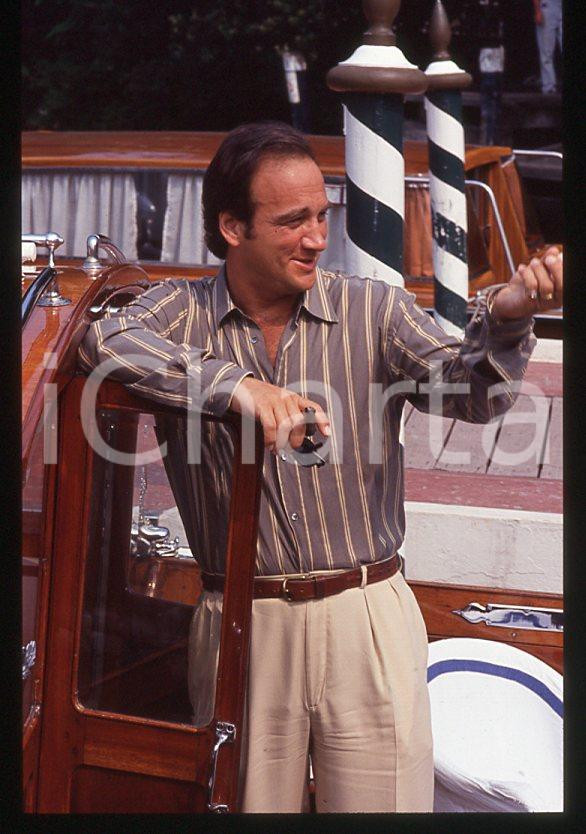 Jim BELUSHI - Mostra del Cinema VENEZIA 1982 - Arrivo  *35mm vintage slide 7 Diapositiva originale, in formato 35 mm.Per i diritti rivolgersi a ICharta.E' severamente vietata la riproduzione. Tutti i diritti sono riservati.ICharta mette in vendita, sul negozio eBay e in esclusiva sul sito "icharta" il proprio archivio composto da numerose diapositive e negativi fotografici d'epoca, tutti originali e autentici, che attraversano la storia del costume tra la fine degli anni Sessanta e Novanta.Si tratta di uno sguardo inedito sull'attualità, la politica, la vita quotidiana, il gossip e la cultura, che fotografa il cambiamento della nazione in quest'ultimo scorcio del XX secolo. Un'occasione unica per il mercato del collezionismo, che vede finalmente disponibile un archivio eccezionale per vastità, tematiche e condizioni, in un settore (il negativo fotografico e la diapositiva) di assoluta novità e dalle interessanti prospettive di investimento.  GOOD/buono   originale e autentica 1