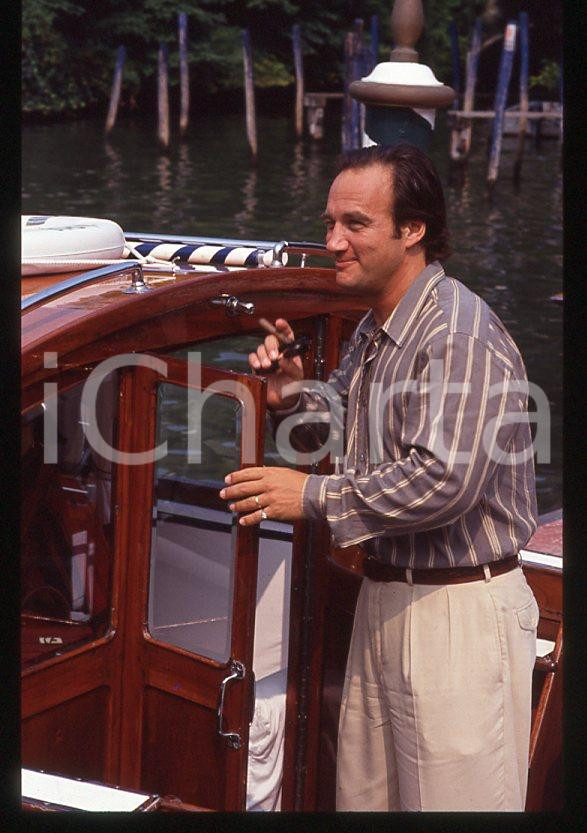 Jim BELUSHI - Mostra del Cinema VENEZIA 1982 - Arrivo  *35mm vintage slide 6 Diapositiva originale, in formato 35 mm.Per i diritti rivolgersi a ICharta.E' severamente vietata la riproduzione. Tutti i diritti sono riservati.ICharta mette in vendita, sul negozio eBay e in esclusiva sul sito "icharta" il proprio archivio composto da numerose diapositive e negativi fotografici d'epoca, tutti originali e autentici, che attraversano la storia del costume tra la fine degli anni Sessanta e Novanta.Si tratta di uno sguardo inedito sull'attualità, la politica, la vita quotidiana, il gossip e la cultura, che fotografa il cambiamento della nazione in quest'ultimo scorcio del XX secolo. Un'occasione unica per il mercato del collezionismo, che vede finalmente disponibile un archivio eccezionale per vastità, tematiche e condizioni, in un settore (il negativo fotografico e la diapositiva) di assoluta novità e dalle interessanti prospettive di investimento.  GOOD/buono   originale e autentica 1