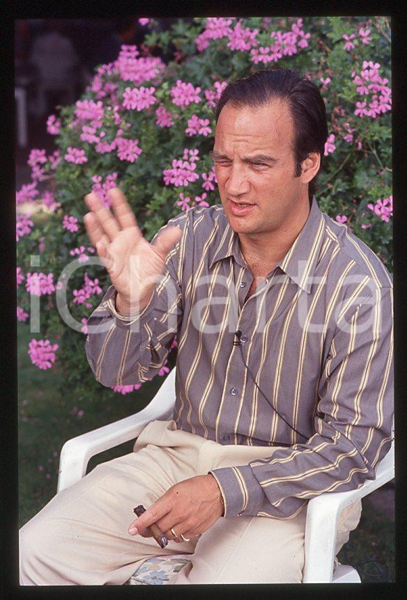 Jim BELUSHI - Mostra del Cinema VENEZIA 1982 - Giardino *35mm vintage slide 2 Diapositiva originale, in formato 35 mm.Per i diritti rivolgersi a ICharta.E' severamente vietata la riproduzione. Tutti i diritti sono riservati.ICharta mette in vendita, sul negozio eBay e in esclusiva sul sito "icharta" il proprio archivio composto da numerose diapositive e negativi fotografici d'epoca, tutti originali e autentici, che attraversano la storia del costume tra la fine degli anni Sessanta e Novanta.Si tratta di uno sguardo inedito sull'attualità, la politica, la vita quotidiana, il gossip e la cultura, che fotografa il cambiamento della nazione in quest'ultimo scorcio del XX secolo. Un'occasione unica per il mercato del collezionismo, che vede finalmente disponibile un archivio eccezionale per vastità, tematiche e condizioni, in un settore (il negativo fotografico e la diapositiva) di assoluta novità e dalle interessanti prospettive di investimento.  GOOD/buono   originale e autentica 1