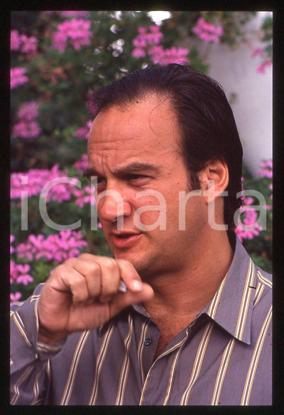 Jim BELUSHI - Mostra del Cinema VENEZIA 1982 - Giardino *35mm vintage slide 5 Diapositiva originale, in formato 35 mm.Per i diritti rivolgersi a ICharta.E' severamente vietata la riproduzione. Tutti i diritti sono riservati.ICharta mette in vendita, sul negozio eBay e in esclusiva sul sito "icharta" il proprio archivio composto da numerose diapositive e negativi fotografici d'epoca, tutti originali e autentici, che attraversano la storia del costume tra la fine degli anni Sessanta e Novanta.Si tratta di uno sguardo inedito sull'attualità, la politica, la vita quotidiana, il gossip e la cultura, che fotografa il cambiamento della nazione in quest'ultimo scorcio del XX secolo. Un'occasione unica per il mercato del collezionismo, che vede finalmente disponibile un archivio eccezionale per vastità, tematiche e condizioni, in un settore (il negativo fotografico e la diapositiva) di assoluta novità e dalle interessanti prospettive di investimento.  GOOD/buono   originale e autentica 1