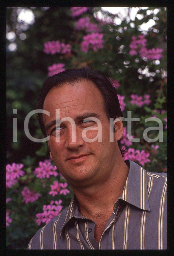 Jim BELUSHI - Mostra del Cinema VENEZIA 1982 - Giardino *35mm vintage slide 4 Diapositiva originale, in formato 35 mm.Per i diritti rivolgersi a ICharta.E' severamente vietata la riproduzione. Tutti i diritti sono riservati.ICharta mette in vendita, sul negozio eBay e in esclusiva sul sito "icharta" il proprio archivio composto da numerose diapositive e negativi fotografici d'epoca, tutti originali e autentici, che attraversano la storia del costume tra la fine degli anni Sessanta e Novanta.Si tratta di uno sguardo inedito sull'attualità, la politica, la vita quotidiana, il gossip e la cultura, che fotografa il cambiamento della nazione in quest'ultimo scorcio del XX secolo. Un'occasione unica per il mercato del collezionismo, che vede finalmente disponibile un archivio eccezionale per vastità, tematiche e condizioni, in un settore (il negativo fotografico e la diapositiva) di assoluta novità e dalle interessanti prospettive di investimento.  GOOD/buono   originale e autentica 1