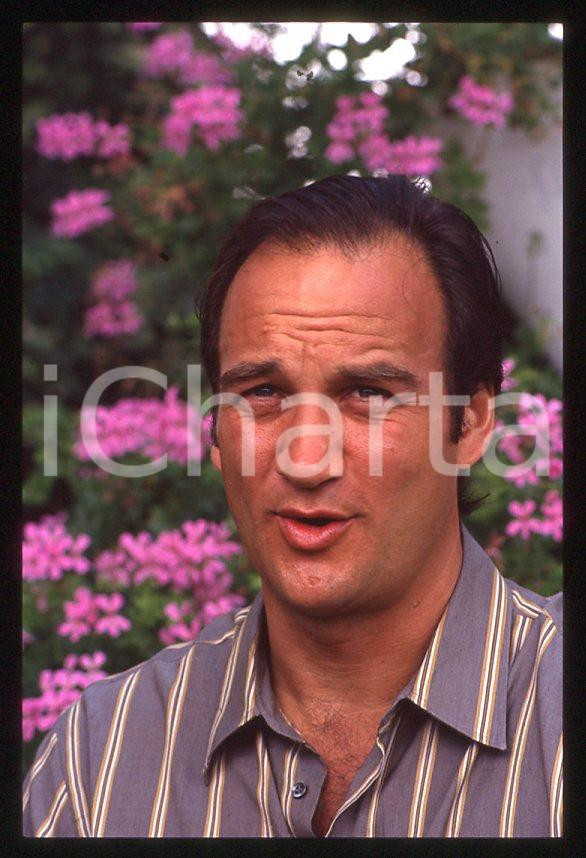 Jim BELUSHI - Mostra del Cinema VENEZIA 1982 - Giardino *35mm vintage slide 3 Diapositiva originale, in formato 35 mm.Per i diritti rivolgersi a ICharta.E' severamente vietata la riproduzione. Tutti i diritti sono riservati.ICharta mette in vendita, sul negozio eBay e in esclusiva sul sito "icharta" il proprio archivio composto da numerose diapositive e negativi fotografici d'epoca, tutti originali e autentici, che attraversano la storia del costume tra la fine degli anni Sessanta e Novanta.Si tratta di uno sguardo inedito sull'attualità, la politica, la vita quotidiana, il gossip e la cultura, che fotografa il cambiamento della nazione in quest'ultimo scorcio del XX secolo. Un'occasione unica per il mercato del collezionismo, che vede finalmente disponibile un archivio eccezionale per vastità, tematiche e condizioni, in un settore (il negativo fotografico e la diapositiva) di assoluta novità e dalle interessanti prospettive di investimento.  GOOD/buono   originale e autentica 1