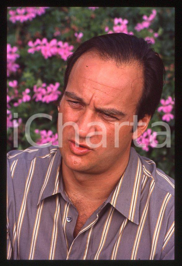 Jim BELUSHI - Mostra del Cinema VENEZIA 1982 - Giardino *35mm vintage slide 9 Diapositiva originale, in formato 35 mm.Per i diritti rivolgersi a ICharta.E' severamente vietata la riproduzione. Tutti i diritti sono riservati.ICharta mette in vendita, sul negozio eBay e in esclusiva sul sito "icharta" il proprio archivio composto da numerose diapositive e negativi fotografici d'epoca, tutti originali e autentici, che attraversano la storia del costume tra la fine degli anni Sessanta e Novanta.Si tratta di uno sguardo inedito sull'attualità, la politica, la vita quotidiana, il gossip e la cultura, che fotografa il cambiamento della nazione in quest'ultimo scorcio del XX secolo. Un'occasione unica per il mercato del collezionismo, che vede finalmente disponibile un archivio eccezionale per vastità, tematiche e condizioni, in un settore (il negativo fotografico e la diapositiva) di assoluta novità e dalle interessanti prospettive di investimento.  GOOD/buono   originale e autentica 1