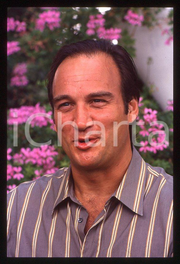 Jim BELUSHI - Mostra del Cinema VENEZIA 1982 - Giardino *35mm vintage slide 8 Diapositiva originale, in formato 35 mm.Per i diritti rivolgersi a ICharta.E' severamente vietata la riproduzione. Tutti i diritti sono riservati.ICharta mette in vendita, sul negozio eBay e in esclusiva sul sito "icharta" il proprio archivio composto da numerose diapositive e negativi fotografici d'epoca, tutti originali e autentici, che attraversano la storia del costume tra la fine degli anni Sessanta e Novanta.Si tratta di uno sguardo inedito sull'attualità, la politica, la vita quotidiana, il gossip e la cultura, che fotografa il cambiamento della nazione in quest'ultimo scorcio del XX secolo. Un'occasione unica per il mercato del collezionismo, che vede finalmente disponibile un archivio eccezionale per vastità, tematiche e condizioni, in un settore (il negativo fotografico e la diapositiva) di assoluta novità e dalle interessanti prospettive di investimento.  GOOD/buono   originale e autentica 1