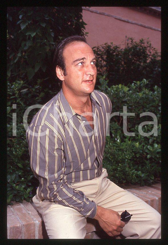 Jim BELUSHI - Mostra del Cinema VENEZIA 1982 - Giardino *35mm vintage slide 13 Diapositiva originale, in formato 35 mm.Per i diritti rivolgersi a ICharta.E' severamente vietata la riproduzione. Tutti i diritti sono riservati.ICharta mette in vendita, sul negozio eBay e in esclusiva sul sito "icharta" il proprio archivio composto da numerose diapositive e negativi fotografici d'epoca, tutti originali e autentici, che attraversano la storia del costume tra la fine degli anni Sessanta e Novanta.Si tratta di uno sguardo inedito sull'attualità, la politica, la vita quotidiana, il gossip e la cultura, che fotografa il cambiamento della nazione in quest'ultimo scorcio del XX secolo. Un'occasione unica per il mercato del collezionismo, che vede finalmente disponibile un archivio eccezionale per vastità, tematiche e condizioni, in un settore (il negativo fotografico e la diapositiva) di assoluta novità e dalle interessanti prospettive di investimento.  GOOD/buono   originale e autentica 1