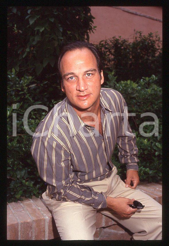Jim BELUSHI - Mostra del Cinema VENEZIA 1982 - Giardino *35mm vintage slide 12 Diapositiva originale, in formato 35 mm.Per i diritti rivolgersi a ICharta.E' severamente vietata la riproduzione. Tutti i diritti sono riservati.ICharta mette in vendita, sul negozio eBay e in esclusiva sul sito "icharta" il proprio archivio composto da numerose diapositive e negativi fotografici d'epoca, tutti originali e autentici, che attraversano la storia del costume tra la fine degli anni Sessanta e Novanta.Si tratta di uno sguardo inedito sull'attualità, la politica, la vita quotidiana, il gossip e la cultura, che fotografa il cambiamento della nazione in quest'ultimo scorcio del XX secolo. Un'occasione unica per il mercato del collezionismo, che vede finalmente disponibile un archivio eccezionale per vastità, tematiche e condizioni, in un settore (il negativo fotografico e la diapositiva) di assoluta novità e dalle interessanti prospettive di investimento.  GOOD/buono   originale e autentica 1