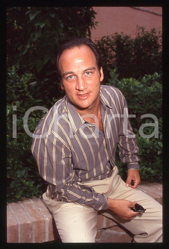Jim BELUSHI - Mostra del Cinema VENEZIA 1982 - Giardino *35mm vintage slide 14 Diapositiva originale, in formato 35 mm.Per i diritti rivolgersi a ICharta.E' severamente vietata la riproduzione. Tutti i diritti sono riservati.ICharta mette in vendita, sul negozio eBay e in esclusiva sul sito "icharta" il proprio archivio composto da numerose diapositive e negativi fotografici d'epoca, tutti originali e autentici, che attraversano la storia del costume tra la fine degli anni Sessanta e Novanta.Si tratta di uno sguardo inedito sull'attualità, la politica, la vita quotidiana, il gossip e la cultura, che fotografa il cambiamento della nazione in quest'ultimo scorcio del XX secolo. Un'occasione unica per il mercato del collezionismo, che vede finalmente disponibile un archivio eccezionale per vastità, tematiche e condizioni, in un settore (il negativo fotografico e la diapositiva) di assoluta novità e dalle interessanti prospettive di investimento.  GOOD/buono   originale e autentica 1