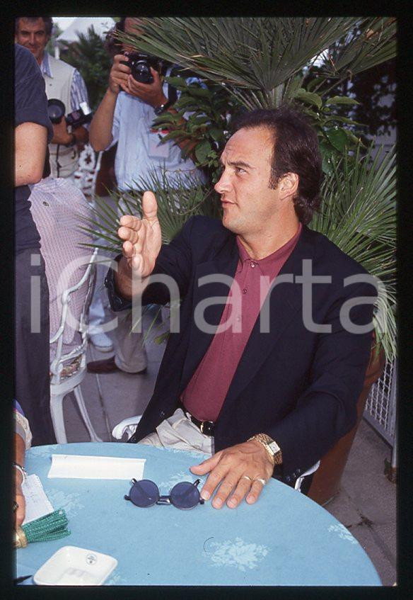 Jim BELUSHI - Mostra del Cinema VENEZIA 1982 - Ritratto *35mm vintage slide 2 Diapositiva originale, in formato 35 mm.Per i diritti rivolgersi a ICharta.E' severamente vietata la riproduzione. Tutti i diritti sono riservati.ICharta mette in vendita, sul negozio eBay e in esclusiva sul sito "icharta" il proprio archivio composto da numerose diapositive e negativi fotografici d'epoca, tutti originali e autentici, che attraversano la storia del costume tra la fine degli anni Sessanta e Novanta.Si tratta di uno sguardo inedito sull'attualità, la politica, la vita quotidiana, il gossip e la cultura, che fotografa il cambiamento della nazione in quest'ultimo scorcio del XX secolo. Un'occasione unica per il mercato del collezionismo, che vede finalmente disponibile un archivio eccezionale per vastità, tematiche e condizioni, in un settore (il negativo fotografico e la diapositiva) di assoluta novità e dalle interessanti prospettive di investimento.  GOOD/buono   originale e autentica 1