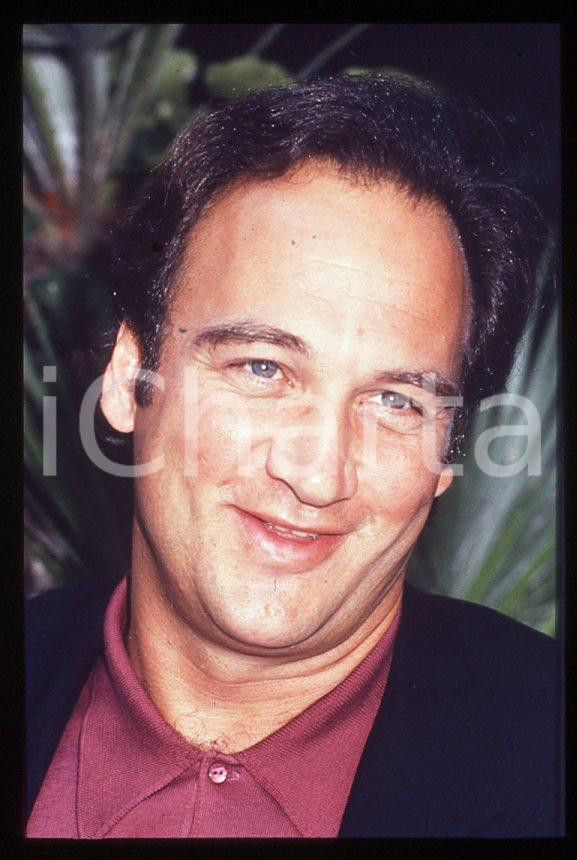 Jim BELUSHI - Mostra del Cinema VENEZIA 1982 - Ritratto *35mm vintage slide 9 Diapositiva originale, in formato 35 mm.Per i diritti rivolgersi a ICharta.E' severamente vietata la riproduzione. Tutti i diritti sono riservati.ICharta mette in vendita, sul negozio eBay e in esclusiva sul sito "icharta" il proprio archivio composto da numerose diapositive e negativi fotografici d'epoca, tutti originali e autentici, che attraversano la storia del costume tra la fine degli anni Sessanta e Novanta.Si tratta di uno sguardo inedito sull'attualità, la politica, la vita quotidiana, il gossip e la cultura, che fotografa il cambiamento della nazione in quest'ultimo scorcio del XX secolo. Un'occasione unica per il mercato del collezionismo, che vede finalmente disponibile un archivio eccezionale per vastità, tematiche e condizioni, in un settore (il negativo fotografico e la diapositiva) di assoluta novità e dalle interessanti prospettive di investimento.  GOOD/buono   originale e autentica 1