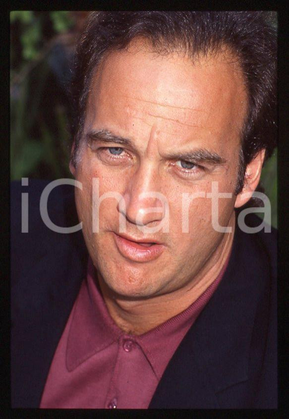 Jim BELUSHI - Mostra del Cinema VENEZIA 1982 - Ritratto *35mm vintage slide 8 Diapositiva originale, in formato 35 mm.Per i diritti rivolgersi a ICharta.E' severamente vietata la riproduzione. Tutti i diritti sono riservati.ICharta mette in vendita, sul negozio eBay e in esclusiva sul sito "icharta" il proprio archivio composto da numerose diapositive e negativi fotografici d'epoca, tutti originali e autentici, che attraversano la storia del costume tra la fine degli anni Sessanta e Novanta.Si tratta di uno sguardo inedito sull'attualità, la politica, la vita quotidiana, il gossip e la cultura, che fotografa il cambiamento della nazione in quest'ultimo scorcio del XX secolo. Un'occasione unica per il mercato del collezionismo, che vede finalmente disponibile un archivio eccezionale per vastità, tematiche e condizioni, in un settore (il negativo fotografico e la diapositiva) di assoluta novità e dalle interessanti prospettive di investimento.  GOOD/buono   originale e autentica 1
