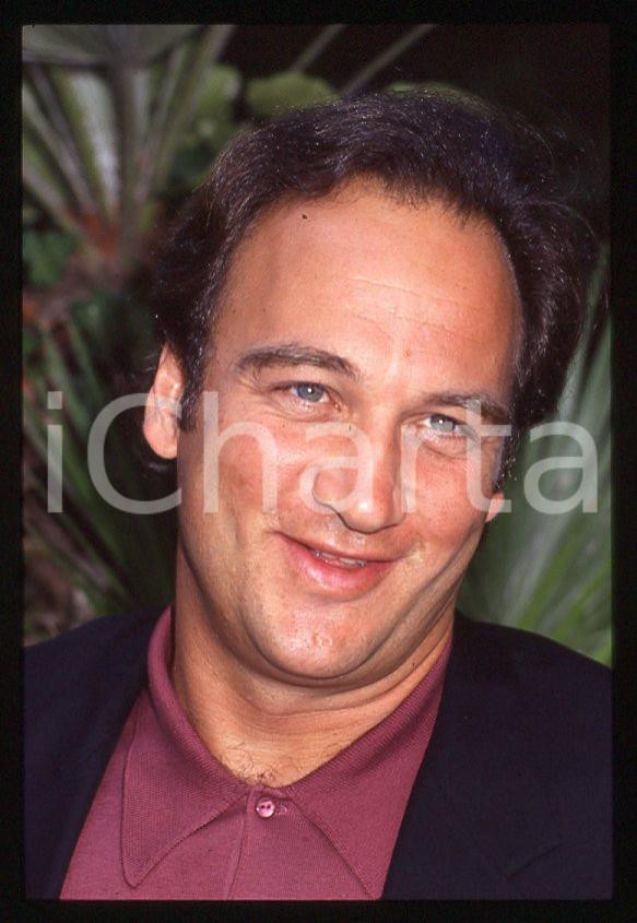 Jim BELUSHI - Mostra del Cinema VENEZIA 1982 - Ritratto *35mm vintage slide 7 Diapositiva originale, in formato 35 mm.Per i diritti rivolgersi a ICharta.E' severamente vietata la riproduzione. Tutti i diritti sono riservati.ICharta mette in vendita, sul negozio eBay e in esclusiva sul sito "icharta" il proprio archivio composto da numerose diapositive e negativi fotografici d'epoca, tutti originali e autentici, che attraversano la storia del costume tra la fine degli anni Sessanta e Novanta.Si tratta di uno sguardo inedito sull'attualità, la politica, la vita quotidiana, il gossip e la cultura, che fotografa il cambiamento della nazione in quest'ultimo scorcio del XX secolo. Un'occasione unica per il mercato del collezionismo, che vede finalmente disponibile un archivio eccezionale per vastità, tematiche e condizioni, in un settore (il negativo fotografico e la diapositiva) di assoluta novità e dalle interessanti prospettive di investimento.  GOOD/buono   originale e autentica 1