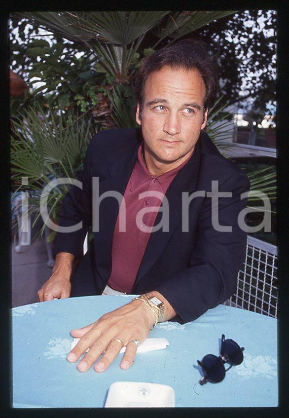 Jim BELUSHI - Mostra del Cinema VENEZIA 1982 - Ritratto *35mm vintage slide 6 Diapositiva originale, in formato 35 mm.Per i diritti rivolgersi a ICharta.E' severamente vietata la riproduzione. Tutti i diritti sono riservati.ICharta mette in vendita, sul negozio eBay e in esclusiva sul sito "icharta" il proprio archivio composto da numerose diapositive e negativi fotografici d'epoca, tutti originali e autentici, che attraversano la storia del costume tra la fine degli anni Sessanta e Novanta.Si tratta di uno sguardo inedito sull'attualità, la politica, la vita quotidiana, il gossip e la cultura, che fotografa il cambiamento della nazione in quest'ultimo scorcio del XX secolo. Un'occasione unica per il mercato del collezionismo, che vede finalmente disponibile un archivio eccezionale per vastità, tematiche e condizioni, in un settore (il negativo fotografico e la diapositiva) di assoluta novità e dalle interessanti prospettive di investimento.  GOOD/buono   originale e autentica 1
