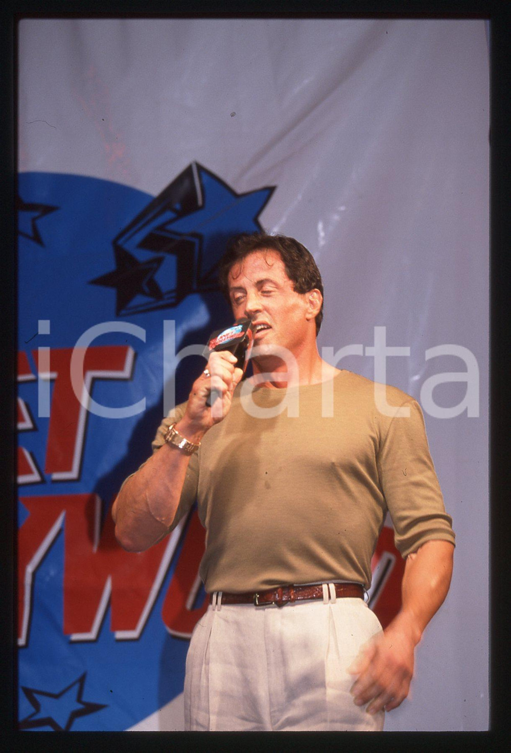 Sylvester STALLONE - PLANET HOLLYWOOD CANNES 1998 35 mm vintage slide 17 Diapositiva d'epoca, in formato 35 mm.CONDIZIONI: GOODE' severamente vietata la riproduzione. Tutti i diritti sono riservati.Nella diapositiva ICharta mette in vendita, sul negozio eBay e in esclusiva sul sito "icharta" il proprio archivio composto da numerose diapositive e negativi fotografici d'epoca, tutti originali e autentici, che attraversano la storia del costume italiano tra gli la fine degli anni Sessanta e Novanta.Si tratta di uno sguardo inedito sull'attualit&agrave;, la politica, la vita quotidiana, il gossip e la cultura, che fotografa il cambiamento della nazione in quest'ultimo scorcio del XX secolo. Un'occasione unica per il mercato del collezionismo, che vede finalmente disponibile un archivio eccezionale per vastit&agrave;, tematiche e condizioni, in un settore (il negativo fotografico e la diapositiva) di assoluta novit&agrave; e dalle interessanti prospettive di investimento.  GOOD/buono   originale e autentica 1