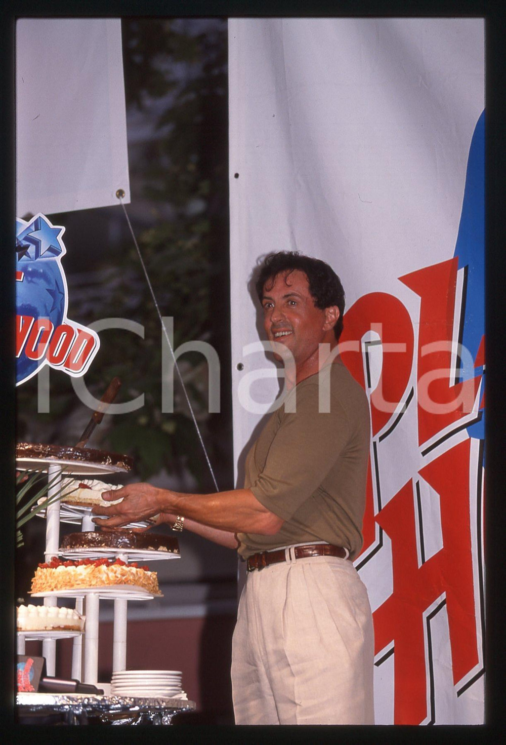 Sylvester STALLONE - PLANET HOLLYWOOD CANNES 1998 35 mm vintage slide 18 Diapositiva d'epoca, in formato 35 mm.CONDIZIONI: GOODE' severamente vietata la riproduzione. Tutti i diritti sono riservati.Nella diapositiva ICharta mette in vendita, sul negozio eBay e in esclusiva sul sito "icharta" il proprio archivio composto da numerose diapositive e negativi fotografici d'epoca, tutti originali e autentici, che attraversano la storia del costume italiano tra gli la fine degli anni Sessanta e Novanta.Si tratta di uno sguardo inedito sull'attualit&agrave;, la politica, la vita quotidiana, il gossip e la cultura, che fotografa il cambiamento della nazione in quest'ultimo scorcio del XX secolo. Un'occasione unica per il mercato del collezionismo, che vede finalmente disponibile un archivio eccezionale per vastit&agrave;, tematiche e condizioni, in un settore (il negativo fotografico e la diapositiva) di assoluta novit&agrave; e dalle interessanti prospettive di investimento.  GOOD/buono   originale e autentica 1