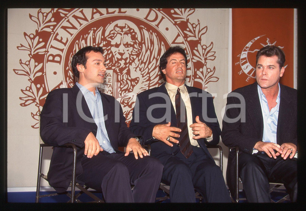 Sylvester STALLONE James MANGOLD Ray LIOTTA VENEZIA 1997 35 mm vintage slide Diapositiva d'epoca, in formato 35 mm.CONDIZIONI: GOODE' severamente vietata la riproduzione. Tutti i diritti sono riservati.Nella diapositiva ICharta mette in vendita, sul negozio eBay e in esclusiva sul sito "icharta" il proprio archivio composto da numerose diapositive e negativi fotografici d'epoca, tutti originali e autentici, che attraversano la storia del costume italiano tra gli la fine degli anni Sessanta e Novanta.Si tratta di uno sguardo inedito sull'attualit&agrave;, la politica, la vita quotidiana, il gossip e la cultura, che fotografa il cambiamento della nazione in quest'ultimo scorcio del XX secolo. Un'occasione unica per il mercato del collezionismo, che vede finalmente disponibile un archivio eccezionale per vastit&agrave;, tematiche e condizioni, in un settore (il negativo fotografico e la diapositiva) di assoluta novit&agrave; e dalle interessanti prospettive di investimento.  GOOD/buono   originale e autentica 1