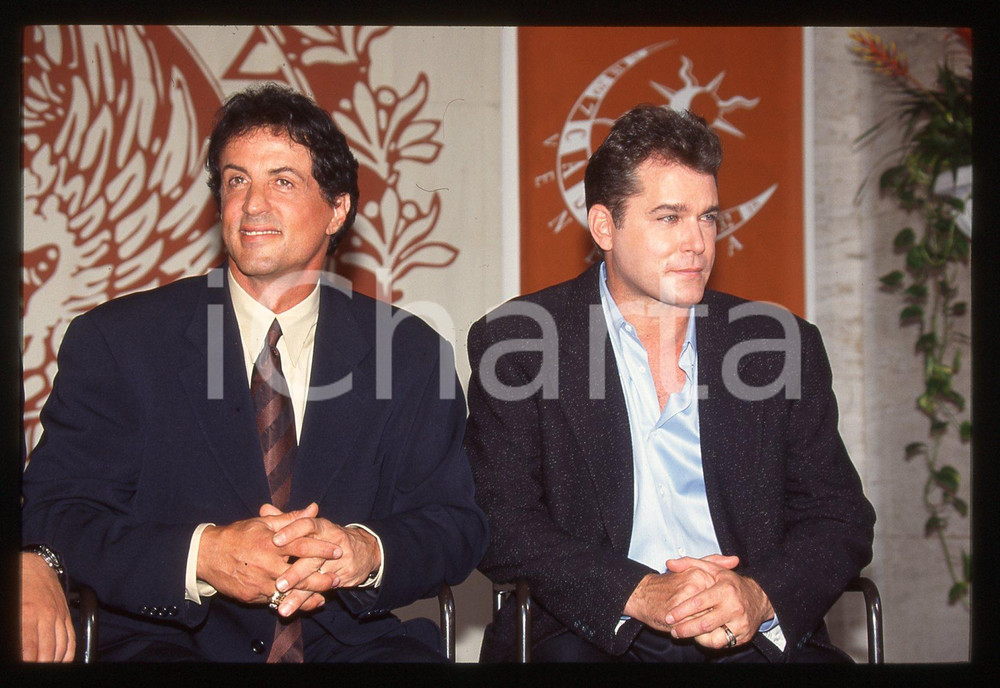 Sylvester STALLONE e Ray LIOTTA MOSTRA CINEMA VENEZIA 1997 35 mm vintage slide Diapositiva d'epoca, in formato 35 mm.CONDIZIONI: GOODE' severamente vietata la riproduzione. Tutti i diritti sono riservati.Nella diapositiva ICharta mette in vendita, sul negozio eBay e in esclusiva sul sito "icharta" il proprio archivio composto da numerose diapositive e negativi fotografici d'epoca, tutti originali e autentici, che attraversano la storia del costume italiano tra gli la fine degli anni Sessanta e Novanta.Si tratta di uno sguardo inedito sull'attualit&agrave;, la politica, la vita quotidiana, il gossip e la cultura, che fotografa il cambiamento della nazione in quest'ultimo scorcio del XX secolo. Un'occasione unica per il mercato del collezionismo, che vede finalmente disponibile un archivio eccezionale per vastit&agrave;, tematiche e condizioni, in un settore (il negativo fotografico e la diapositiva) di assoluta novit&agrave; e dalle interessanti prospettive di investimento.  GOOD/buono   originale e autentica 1