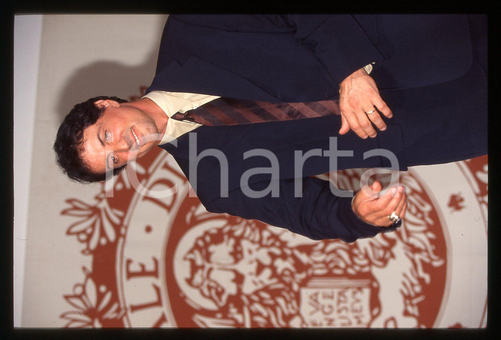 Sylvester STALLONE Mostra del cinema di VENEZIA 1997 35 mm vintage slide Diapositiva d'epoca, in formato 35 mm.CONDIZIONI: GOODE' severamente vietata la riproduzione. Tutti i diritti sono riservati.Nella diapositiva ICharta mette in vendita, sul negozio eBay e in esclusiva sul sito "icharta" il proprio archivio composto da numerose diapositive e negativi fotografici d'epoca, tutti originali e autentici, che attraversano la storia del costume italiano tra gli la fine degli anni Sessanta e Novanta.Si tratta di uno sguardo inedito sull'attualit&agrave;, la politica, la vita quotidiana, il gossip e la cultura, che fotografa il cambiamento della nazione in quest'ultimo scorcio del XX secolo. Un'occasione unica per il mercato del collezionismo, che vede finalmente disponibile un archivio eccezionale per vastit&agrave;, tematiche e condizioni, in un settore (il negativo fotografico e la diapositiva) di assoluta novit&agrave; e dalle interessanti prospettive di investimento.  GOOD/buono   originale e autentica 1