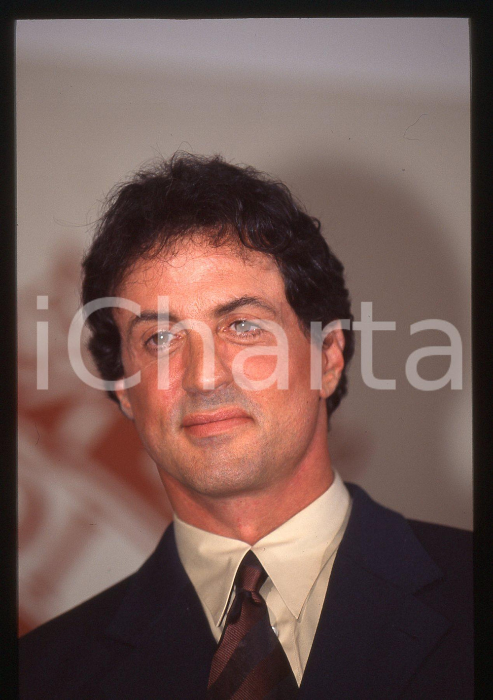 Sylvester STALLONE Mostra del cinema di VENEZIA 1997 35 mm vintage slide 3 Diapositiva d'epoca, in formato 35 mm.CONDIZIONI: GOODE' severamente vietata la riproduzione. Tutti i diritti sono riservati.Nella diapositiva ICharta mette in vendita, sul negozio eBay e in esclusiva sul sito "icharta" il proprio archivio composto da numerose diapositive e negativi fotografici d'epoca, tutti originali e autentici, che attraversano la storia del costume italiano tra gli la fine degli anni Sessanta e Novanta.Si tratta di uno sguardo inedito sull'attualit&agrave;, la politica, la vita quotidiana, il gossip e la cultura, che fotografa il cambiamento della nazione in quest'ultimo scorcio del XX secolo. Un'occasione unica per il mercato del collezionismo, che vede finalmente disponibile un archivio eccezionale per vastit&agrave;, tematiche e condizioni, in un settore (il negativo fotografico e la diapositiva) di assoluta novit&agrave; e dalle interessanti prospettive di investimento.  GOOD/buono   originale e autentica 1