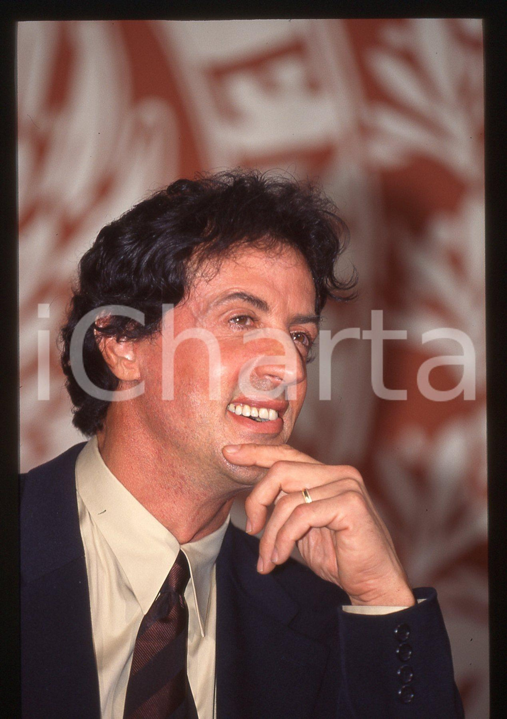Sylvester STALLONE Mostra del cinema di VENEZIA 1997 35 mm vintage slide 2 Diapositiva d'epoca, in formato 35 mm.CONDIZIONI: GOODE' severamente vietata la riproduzione. Tutti i diritti sono riservati.Nella diapositiva ICharta mette in vendita, sul negozio eBay e in esclusiva sul sito "icharta" il proprio archivio composto da numerose diapositive e negativi fotografici d'epoca, tutti originali e autentici, che attraversano la storia del costume italiano tra gli la fine degli anni Sessanta e Novanta.Si tratta di uno sguardo inedito sull'attualit&agrave;, la politica, la vita quotidiana, il gossip e la cultura, che fotografa il cambiamento della nazione in quest'ultimo scorcio del XX secolo. Un'occasione unica per il mercato del collezionismo, che vede finalmente disponibile un archivio eccezionale per vastit&agrave;, tematiche e condizioni, in un settore (il negativo fotografico e la diapositiva) di assoluta novit&agrave; e dalle interessanti prospettive di investimento.  GOOD/buono   originale e autentica 1