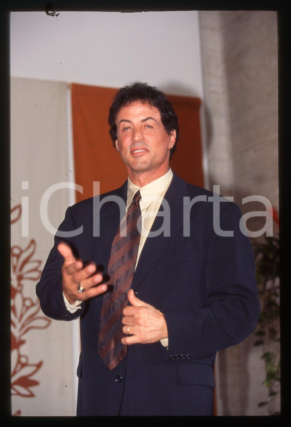 Sylvester STALLONE Mostra del cinema di VENEZIA 1997 35 mm vintage slide 4 Diapositiva d'epoca, in formato 35 mm.CONDIZIONI: GOODE' severamente vietata la riproduzione. Tutti i diritti sono riservati.Nella diapositiva ICharta mette in vendita, sul negozio eBay e in esclusiva sul sito "icharta" il proprio archivio composto da numerose diapositive e negativi fotografici d'epoca, tutti originali e autentici, che attraversano la storia del costume italiano tra gli la fine degli anni Sessanta e Novanta.Si tratta di uno sguardo inedito sull'attualit&agrave;, la politica, la vita quotidiana, il gossip e la cultura, che fotografa il cambiamento della nazione in quest'ultimo scorcio del XX secolo. Un'occasione unica per il mercato del collezionismo, che vede finalmente disponibile un archivio eccezionale per vastit&agrave;, tematiche e condizioni, in un settore (il negativo fotografico e la diapositiva) di assoluta novit&agrave; e dalle interessanti prospettive di investimento.  GOOD/buono   originale e autentica 1