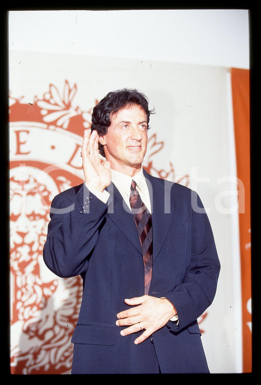 Sylvester STALLONE Mostra del cinema di VENEZIA 1997 35 mm vintage slide 5 Diapositiva d'epoca, in formato 35 mm.CONDIZIONI: GOODE' severamente vietata la riproduzione. Tutti i diritti sono riservati.Nella diapositiva ICharta mette in vendita, sul negozio eBay e in esclusiva sul sito "icharta" il proprio archivio composto da numerose diapositive e negativi fotografici d'epoca, tutti originali e autentici, che attraversano la storia del costume italiano tra gli la fine degli anni Sessanta e Novanta.Si tratta di uno sguardo inedito sull'attualit&agrave;, la politica, la vita quotidiana, il gossip e la cultura, che fotografa il cambiamento della nazione in quest'ultimo scorcio del XX secolo. Un'occasione unica per il mercato del collezionismo, che vede finalmente disponibile un archivio eccezionale per vastit&agrave;, tematiche e condizioni, in un settore (il negativo fotografico e la diapositiva) di assoluta novit&agrave; e dalle interessanti prospettive di investimento.  GOOD/buono   originale e autentica 1
