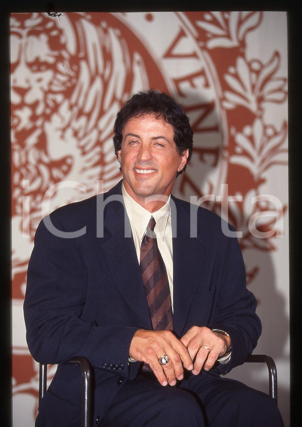Sylvester STALLONE Mostra del cinema di VENEZIA 1997 35 mm vintage slide 8 Diapositiva d'epoca, in formato 35 mm.CONDIZIONI: GOODE' severamente vietata la riproduzione. Tutti i diritti sono riservati.Nella diapositiva ICharta mette in vendita, sul negozio eBay e in esclusiva sul sito "icharta" il proprio archivio composto da numerose diapositive e negativi fotografici d'epoca, tutti originali e autentici, che attraversano la storia del costume italiano tra gli la fine degli anni Sessanta e Novanta.Si tratta di uno sguardo inedito sull'attualit&agrave;, la politica, la vita quotidiana, il gossip e la cultura, che fotografa il cambiamento della nazione in quest'ultimo scorcio del XX secolo. Un'occasione unica per il mercato del collezionismo, che vede finalmente disponibile un archivio eccezionale per vastit&agrave;, tematiche e condizioni, in un settore (il negativo fotografico e la diapositiva) di assoluta novit&agrave; e dalle interessanti prospettive di investimento.  GOOD/buono   originale e autentica 1