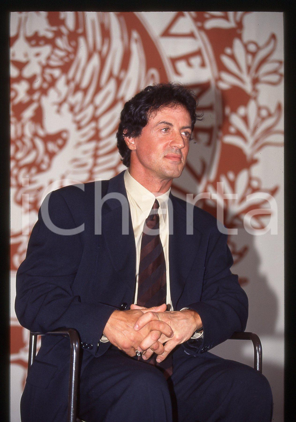 Sylvester STALLONE Mostra del cinema di VENEZIA 1997 35 mm vintage slide 9 Diapositiva d'epoca, in formato 35 mm.CONDIZIONI: GOODE' severamente vietata la riproduzione. Tutti i diritti sono riservati.Nella diapositiva ICharta mette in vendita, sul negozio eBay e in esclusiva sul sito "icharta" il proprio archivio composto da numerose diapositive e negativi fotografici d'epoca, tutti originali e autentici, che attraversano la storia del costume italiano tra gli la fine degli anni Sessanta e Novanta.Si tratta di uno sguardo inedito sull'attualit&agrave;, la politica, la vita quotidiana, il gossip e la cultura, che fotografa il cambiamento della nazione in quest'ultimo scorcio del XX secolo. Un'occasione unica per il mercato del collezionismo, che vede finalmente disponibile un archivio eccezionale per vastit&agrave;, tematiche e condizioni, in un settore (il negativo fotografico e la diapositiva) di assoluta novit&agrave; e dalle interessanti prospettive di investimento.  GOOD/buono   originale e autentica 1