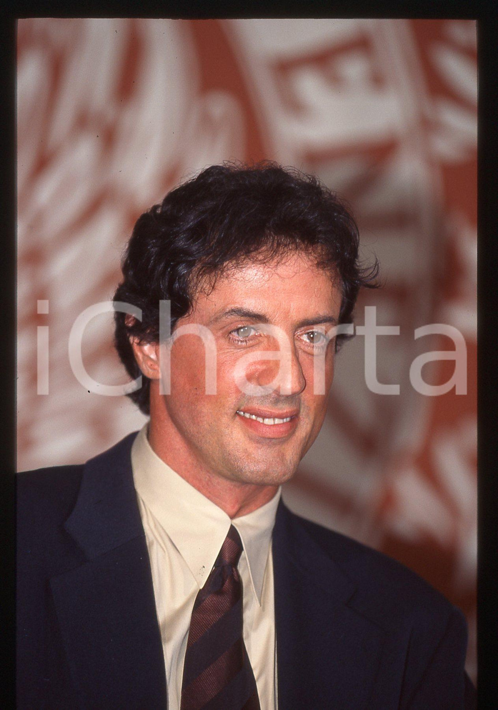 Sylvester STALLONE Mostra del cinema di VENEZIA 1997 35 mm vintage slide 10 Diapositiva d'epoca, in formato 35 mm.CONDIZIONI: GOODE' severamente vietata la riproduzione. Tutti i diritti sono riservati.Nella diapositiva ICharta mette in vendita, sul negozio eBay e in esclusiva sul sito "icharta" il proprio archivio composto da numerose diapositive e negativi fotografici d'epoca, tutti originali e autentici, che attraversano la storia del costume italiano tra gli la fine degli anni Sessanta e Novanta.Si tratta di uno sguardo inedito sull'attualit&agrave;, la politica, la vita quotidiana, il gossip e la cultura, che fotografa il cambiamento della nazione in quest'ultimo scorcio del XX secolo. Un'occasione unica per il mercato del collezionismo, che vede finalmente disponibile un archivio eccezionale per vastit&agrave;, tematiche e condizioni, in un settore (il negativo fotografico e la diapositiva) di assoluta novit&agrave; e dalle interessanti prospettive di investimento.  GOOD/buono   originale e autentica 1