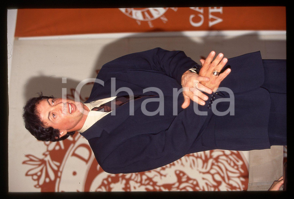 Sylvester STALLONE Mostra del cinema di VENEZIA 1997 35 mm vintage slide 11 Diapositiva d'epoca, in formato 35 mm.CONDIZIONI: GOODE' severamente vietata la riproduzione. Tutti i diritti sono riservati.Nella diapositiva ICharta mette in vendita, sul negozio eBay e in esclusiva sul sito "icharta" il proprio archivio composto da numerose diapositive e negativi fotografici d'epoca, tutti originali e autentici, che attraversano la storia del costume italiano tra gli la fine degli anni Sessanta e Novanta.Si tratta di uno sguardo inedito sull'attualit&agrave;, la politica, la vita quotidiana, il gossip e la cultura, che fotografa il cambiamento della nazione in quest'ultimo scorcio del XX secolo. Un'occasione unica per il mercato del collezionismo, che vede finalmente disponibile un archivio eccezionale per vastit&agrave;, tematiche e condizioni, in un settore (il negativo fotografico e la diapositiva) di assoluta novit&agrave; e dalle interessanti prospettive di investimento.  GOOD/buono   originale e autentica 1
