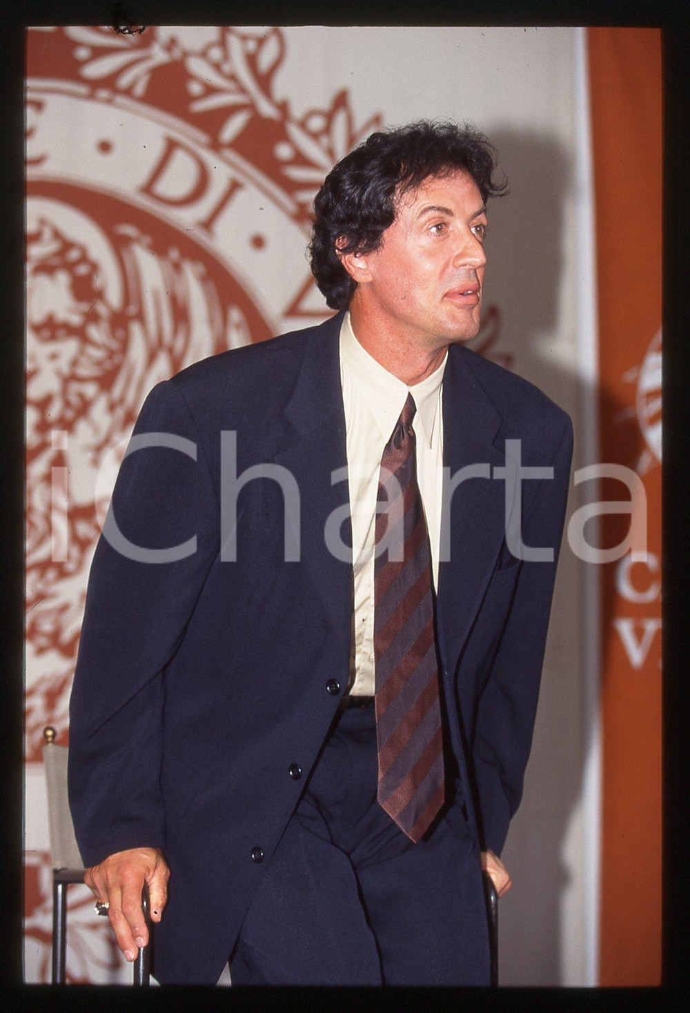 Sylvester STALLONE Mostra del cinema di VENEZIA 1997 35 mm vintage slide 12 Diapositiva d'epoca, in formato 35 mm.CONDIZIONI: GOODE' severamente vietata la riproduzione. Tutti i diritti sono riservati.Nella diapositiva ICharta mette in vendita, sul negozio eBay e in esclusiva sul sito "icharta" il proprio archivio composto da numerose diapositive e negativi fotografici d'epoca, tutti originali e autentici, che attraversano la storia del costume italiano tra gli la fine degli anni Sessanta e Novanta.Si tratta di uno sguardo inedito sull'attualit&agrave;, la politica, la vita quotidiana, il gossip e la cultura, che fotografa il cambiamento della nazione in quest'ultimo scorcio del XX secolo. Un'occasione unica per il mercato del collezionismo, che vede finalmente disponibile un archivio eccezionale per vastit&agrave;, tematiche e condizioni, in un settore (il negativo fotografico e la diapositiva) di assoluta novit&agrave; e dalle interessanti prospettive di investimento.  GOOD/buono   originale e autentica 1