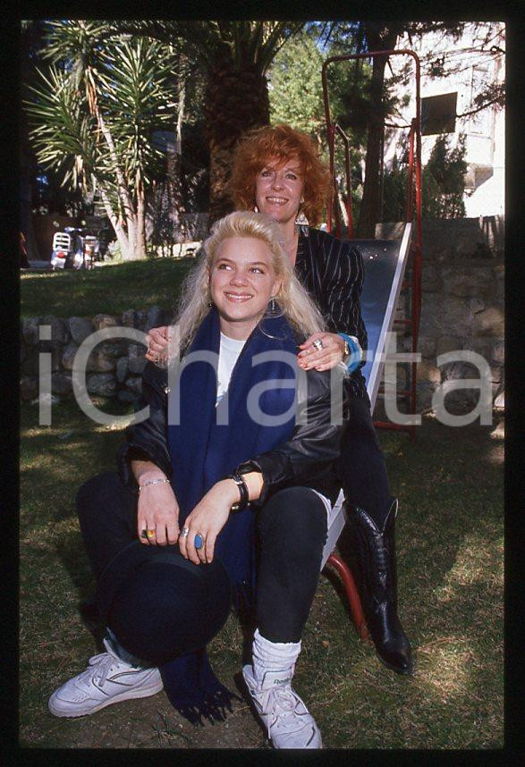 Nikka COSTA Terry RAY mother - SANREMO Festival 1990 *35mm vintage slide 17 Diapositiva d'epoca, in formato 35 mm.Per i diritti rivolgersi a ICharta.E' severamente vietata la riproduzione. Tutti i diritti sono riservati.ICharta mette in vendita, sul negozio eBay e in esclusiva sul sito "icharta" il proprio archivio composto da numerose diapositive e negativi fotografici d'epoca, tutti originali e autentici, che attraversano la storia del costume tra la fine degli anni Sessanta e Novanta.Si tratta di uno sguardo inedito sull'attualità, la politica, la vita quotidiana, il gossip e la cultura, che fotografa il cambiamento della nazione in quest'ultimo scorcio del XX secolo. Un'occasione unica per il mercato del collezionismo, che vede finalmente disponibile un archivio eccezionale per vastità, tematiche e condizioni, in un settore (il negativo fotografico e la diapositiva) di assoluta novità e dalle interessanti prospettive di investimento.  GOOD/buono   originale e autentica 1