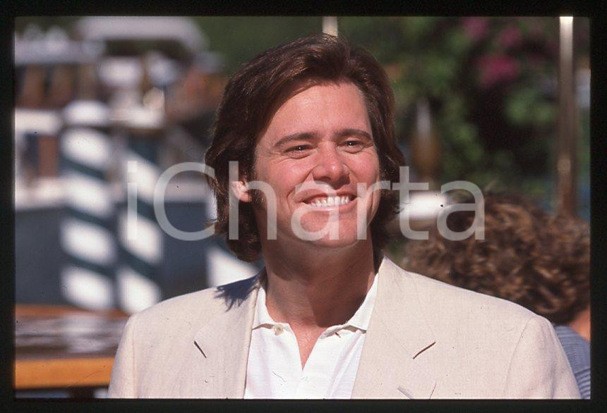 Jim CARREY - Festival del Cinema VENEZIA 1998 - Arrivo *35mm vintage slide 31 Diapositiva d'epoca, in formato 35 mm.Per i diritti rivolgersi a ICharta.E' severamente vietata la riproduzione. Tutti i diritti sono riservati.ICharta mette in vendita, sul negozio eBay e in esclusiva sul sito "icharta" il proprio archivio composto da numerose diapositive e negativi fotografici d'epoca, tutti originali e autentici, che attraversano la storia del costume tra la fine degli anni Sessanta e Novanta.Si tratta di uno sguardo inedito sull'attualità, la politica, la vita quotidiana, il gossip e la cultura, che fotografa il cambiamento della nazione in quest'ultimo scorcio del XX secolo. Un'occasione unica per il mercato del collezionismo, che vede finalmente disponibile un archivio eccezionale per vastità, tematiche e condizioni, in un settore (il negativo fotografico e la diapositiva) di assoluta novità e dalle interessanti prospettive di investimento.  GOOD/buono   originale e autentica 1