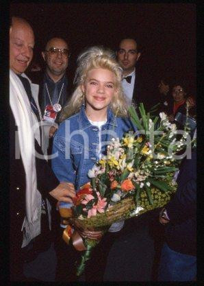 Nikka COSTA - riscansionare SANREMO 1990 *35mm vintage slide Diapositiva d'epoca, in formato 35 mm.Per i diritti rivolgersi a ICharta.E' severamente vietata la riproduzione. Tutti i diritti sono riservati.ICharta mette in vendita, sul negozio eBay e in esclusiva sul sito "icharta" il proprio archivio composto da numerose diapositive e negativi fotografici d'epoca, tutti originali e autentici, che attraversano la storia del costume tra la fine degli anni Sessanta e Novanta.Si tratta di uno sguardo inedito sull'attualità , la politica, la vita quotidiana, il gossip e la cultura, che fotografa il cambiamento della nazione in quest'ultimo scorcio del XX secolo. Un'occasione unica per il mercato del collezionismo, che vede finalmente disponibile un archivio eccezionale per vastità , tematiche e condizioni, in un settore (il negativo fotografico e la diapositiva) di assoluta novità  e dalle interessanti prospettive di investimento.  GOOD/buono   originale e autentica 1