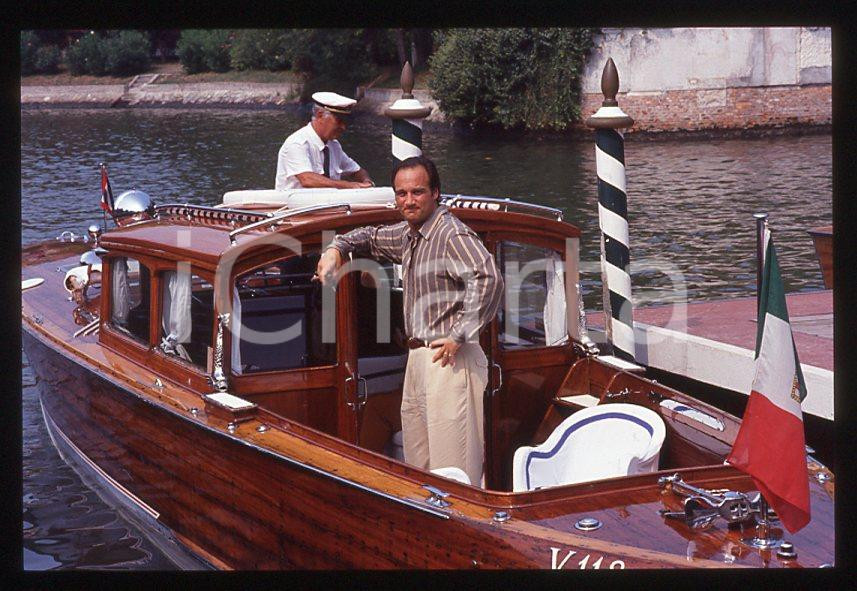 Jim BELUSHI - Mostra del Cinema VENEZIA 1982 - Arrivo *35mm vintage slide 2 Diapositiva originale, in formato 35 mm.Per i diritti rivolgersi a ICharta.E' severamente vietata la riproduzione. Tutti i diritti sono riservati.ICharta mette in vendita, sul negozio eBay e in esclusiva sul sito "icharta" il proprio archivio composto da numerose diapositive e negativi fotografici d'epoca, tutti originali e autentici, che attraversano la storia del costume tra la fine degli anni Sessanta e Novanta.Si tratta di uno sguardo inedito sull'attualità, la politica, la vita quotidiana, il gossip e la cultura, che fotografa il cambiamento della nazione in quest'ultimo scorcio del XX secolo. Un'occasione unica per il mercato del collezionismo, che vede finalmente disponibile un archivio eccezionale per vastità, tematiche e condizioni, in un settore (il negativo fotografico e la diapositiva) di assoluta novità e dalle interessanti prospettive di investimento.  GOOD/buono   originale e autentica 1