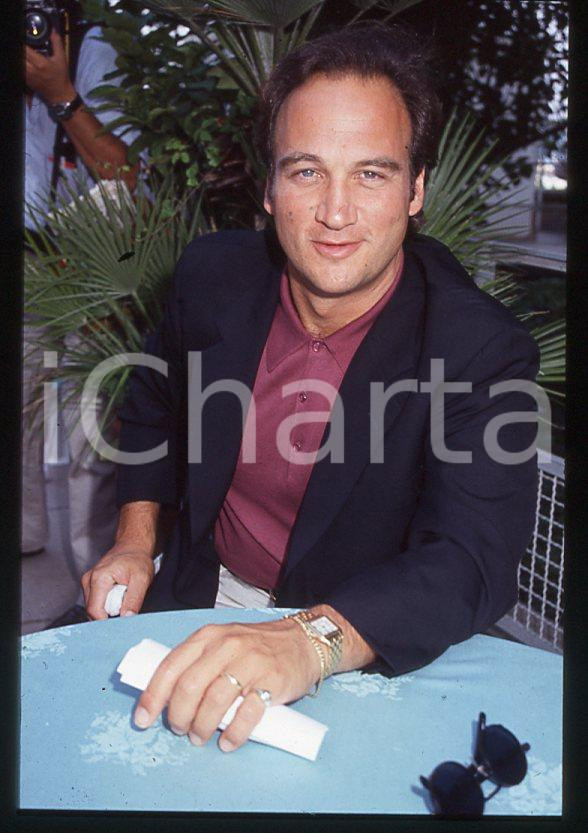 Jim BELUSHI Mostra del Cinema VENEZIA 1982 - Ritratto *35mm vintage slide 12 Diapositiva originale, in formato 35 mm.Si tratta della presentazione del film "The Truman Show" alla Mostra del Cinema di Venezia.Per i diritti rivolgersi a ICharta.E' severamente vietata la riproduzione. Tutti i diritti sono riservati.ICharta mette in vendita, sul negozio eBay e in esclusiva sul sito "icharta"Â il proprio archivio composto da numerose diapositive e negativi fotografici d'epoca, tutti originali e autentici, che attraversano la storia del costume tra la fine degli anni Sessanta e Novanta.Si tratta di uno sguardo inedito sull'attualitÃ , la politica, la vita quotidiana, il gossip e la cultura, che fotografa il cambiamento della nazione in quest'ultimo scorcio del XX secolo.Â Un'occasione unica per il mercato del collezionismo, che vede finalmente disponibile un archivio eccezionale per vastitÃ , tematiche e condizioni, in un settore (il negativo fotografico e la diapositiva) di assoluta novitÃ  e dalle interessanti prospettive di investimento.Â   GOOD/buono   originale e autentica 1