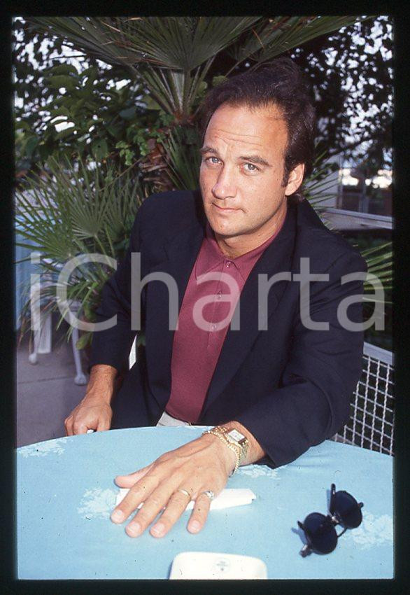 Jim BELUSHI - Mostra del Cinema VENEZIA 1982 - Ritratto *35mm vintage slide 11 Diapositiva originale, in formato 35 mm.Si tratta della presentazione del film "The Truman Show" alla Mostra del Cinema di Venezia.Per i diritti rivolgersi a ICharta.E' severamente vietata la riproduzione. Tutti i diritti sono riservati.ICharta mette in vendita, sul negozio eBay e in esclusiva sul sito "icharta" il proprio archivio composto da numerose diapositive e negativi fotografici d'epoca, tutti originali e autentici, che attraversano la storia del costume tra la fine degli anni Sessanta e Novanta.Si tratta di uno sguardo inedito sull'attualità, la politica, la vita quotidiana, il gossip e la cultura, che fotografa il cambiamento della nazione in quest'ultimo scorcio del XX secolo. Un'occasione unica per il mercato del collezionismo, che vede finalmente disponibile un archivio eccezionale per vastità, tematiche e condizioni, in un settore (il negativo fotografico e la diapositiva) di assoluta novità e dalle interessanti prospettive di investimento.  GOOD/buono   originale e autentica 1