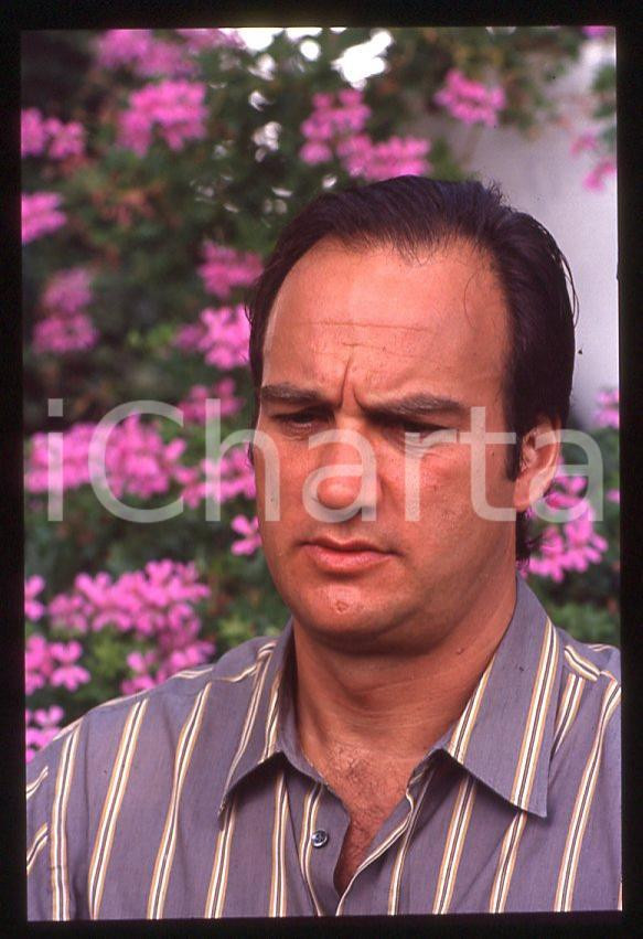 Jim BELUSHI - Mostra del Cinema VENEZIA 1982 - Giardino *35mm vintage slide 16 Diapositiva originale, in formato 35 mm.Per i diritti rivolgersi a ICharta.E' severamente vietata la riproduzione. Tutti i diritti sono riservati.ICharta mette in vendita, sul negozio eBay e in esclusiva sul sito "icharta" il proprio archivio composto da numerose diapositive e negativi fotografici d'epoca, tutti originali e autentici, che attraversano la storia del costume tra la fine degli anni Sessanta e Novanta.Si tratta di uno sguardo inedito sull'attualità, la politica, la vita quotidiana, il gossip e la cultura, che fotografa il cambiamento della nazione in quest'ultimo scorcio del XX secolo. Un'occasione unica per il mercato del collezionismo, che vede finalmente disponibile un archivio eccezionale per vastità, tematiche e condizioni, in un settore (il negativo fotografico e la diapositiva) di assoluta novità e dalle interessanti prospettive di investimento.  GOOD/buono   originale e autentica 1