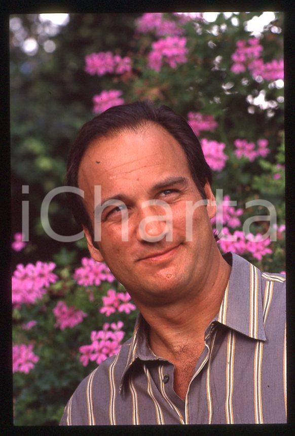 Jim BELUSHI - Mostra del Cinema VENEZIA 1982 - Giardino *35mm vintage slide 19 Diapositiva originale, in formato 35 mm.Per i diritti rivolgersi a ICharta.E' severamente vietata la riproduzione. Tutti i diritti sono riservati.ICharta mette in vendita, sul negozio eBay e in esclusiva sul sito "icharta" il proprio archivio composto da numerose diapositive e negativi fotografici d'epoca, tutti originali e autentici, che attraversano la storia del costume tra la fine degli anni Sessanta e Novanta.Si tratta di uno sguardo inedito sull'attualità, la politica, la vita quotidiana, il gossip e la cultura, che fotografa il cambiamento della nazione in quest'ultimo scorcio del XX secolo. Un'occasione unica per il mercato del collezionismo, che vede finalmente disponibile un archivio eccezionale per vastità, tematiche e condizioni, in un settore (il negativo fotografico e la diapositiva) di assoluta novità e dalle interessanti prospettive di investimento.  GOOD/buono   originale e autentica 1