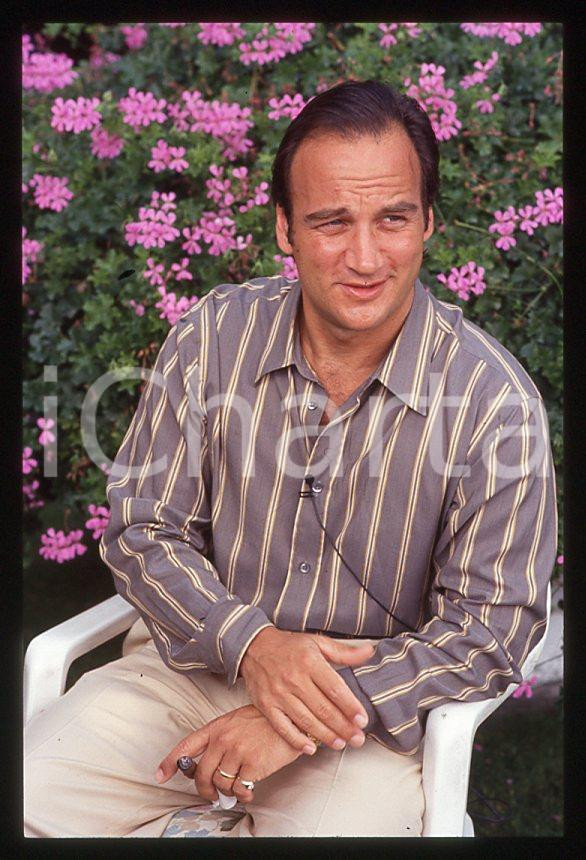 Jim BELUSHI - Mostra del Cinema VENEZIA 1982 - Giardino *35mm vintage slide 17 Diapositiva originale, in formato 35 mm.Per i diritti rivolgersi a ICharta.E' severamente vietata la riproduzione. Tutti i diritti sono riservati.ICharta mette in vendita, sul negozio eBay e in esclusiva sul sito "icharta" il proprio archivio composto da numerose diapositive e negativi fotografici d'epoca, tutti originali e autentici, che attraversano la storia del costume tra la fine degli anni Sessanta e Novanta.Si tratta di uno sguardo inedito sull'attualità, la politica, la vita quotidiana, il gossip e la cultura, che fotografa il cambiamento della nazione in quest'ultimo scorcio del XX secolo. Un'occasione unica per il mercato del collezionismo, che vede finalmente disponibile un archivio eccezionale per vastità, tematiche e condizioni, in un settore (il negativo fotografico e la diapositiva) di assoluta novità e dalle interessanti prospettive di investimento.  GOOD/buono   originale e autentica 1