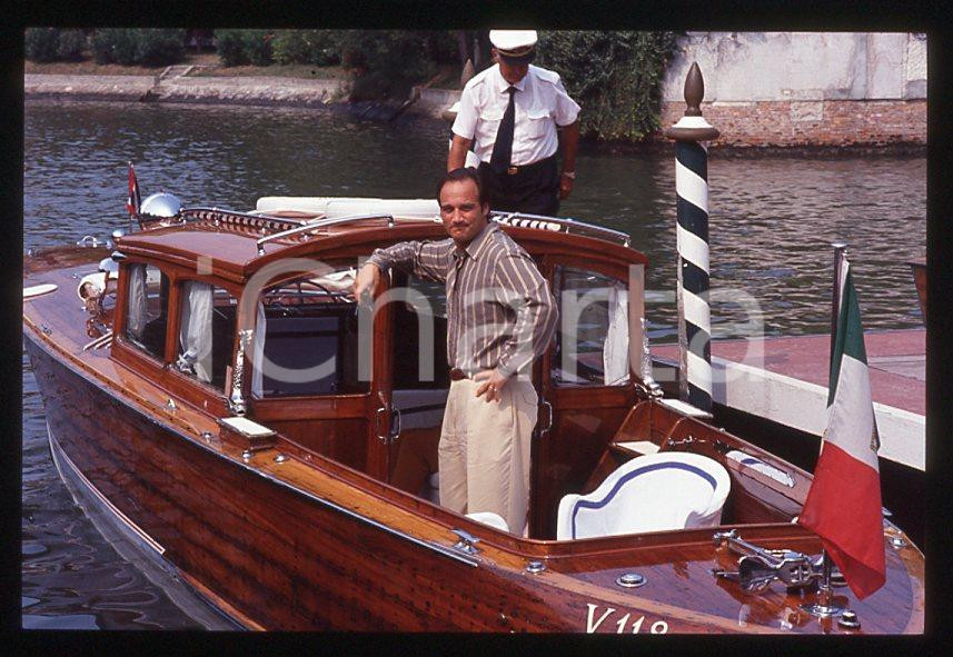 Jim BELUSHI - Mostra del Cinema VENEZIA 1982 - Arrivo  *35mm vintage slide 11 Diapositiva originale, in formato 35 mm.Per i diritti rivolgersi a ICharta.E' severamente vietata la riproduzione. Tutti i diritti sono riservati.ICharta mette in vendita, sul negozio eBay e in esclusiva sul sito "icharta" il proprio archivio composto da numerose diapositive e negativi fotografici d'epoca, tutti originali e autentici, che attraversano la storia del costume tra la fine degli anni Sessanta e Novanta.Si tratta di uno sguardo inedito sull'attualità, la politica, la vita quotidiana, il gossip e la cultura, che fotografa il cambiamento della nazione in quest'ultimo scorcio del XX secolo. Un'occasione unica per il mercato del collezionismo, che vede finalmente disponibile un archivio eccezionale per vastità, tematiche e condizioni, in un settore (il negativo fotografico e la diapositiva) di assoluta novità e dalle interessanti prospettive di investimento.  GOOD/buono   originale e autentica 1