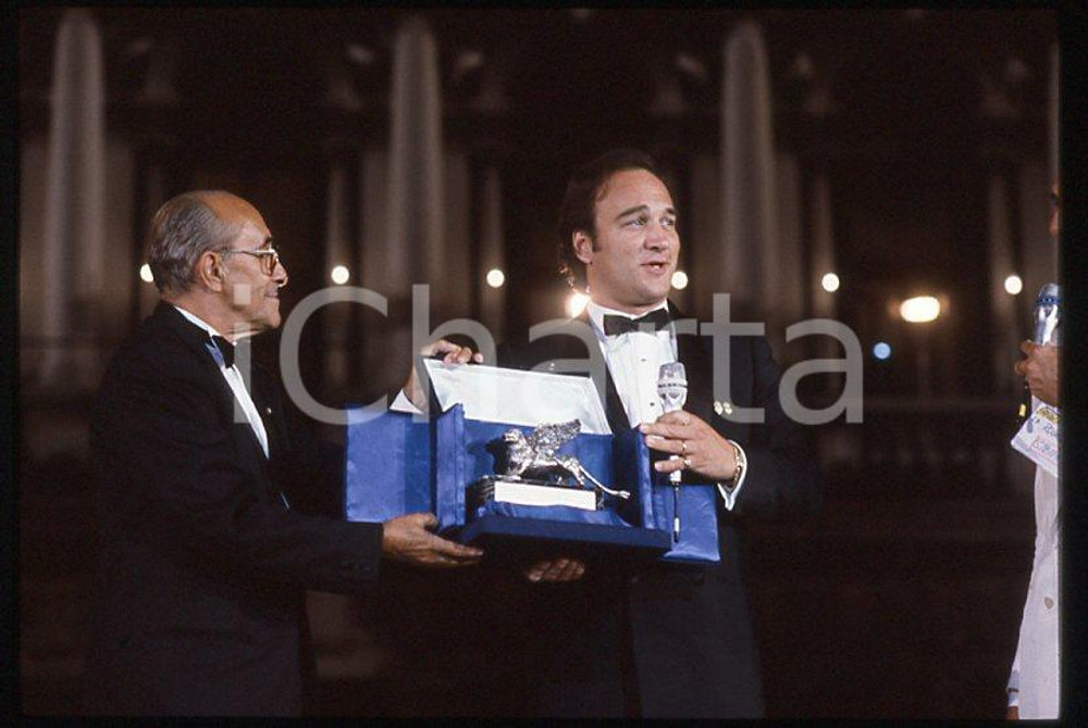 Jim BELUSHI Lello BERSANI - Cinema VENEZIA 1985 ca *35mm vintage slide 1 Diapositiva originale, in formato 35 mm.Jim Belushi è ritratto con il Leone d'Argento consegnato da Lello Bersani.Per i diritti rivolgersi a ICharta.E' severamente vietata la riproduzione. Tutti i diritti sono riservati.ICharta mette in vendita, sul negozio eBay e in esclusiva sul sito "icharta" il proprio archivio composto da numerose diapositive e negativi fotografici d'epoca, tutti originali e autentici, che attraversano la storia del costume tra la fine degli anni Sessanta e Novanta.Si tratta di uno sguardo inedito sull'attualità, la politica, la vita quotidiana, il gossip e la cultura, che fotografa il cambiamento della nazione in quest'ultimo scorcio del XX secolo. Un'occasione unica per il mercato del collezionismo, che vede finalmente disponibile un archivio eccezionale per vastità, tematiche e condizioni, in un settore (il negativo fotografico e la diapositiva) di assoluta novità e dalle interessanti prospettive di investimento.  GOOD/buono   originale e autentica 1