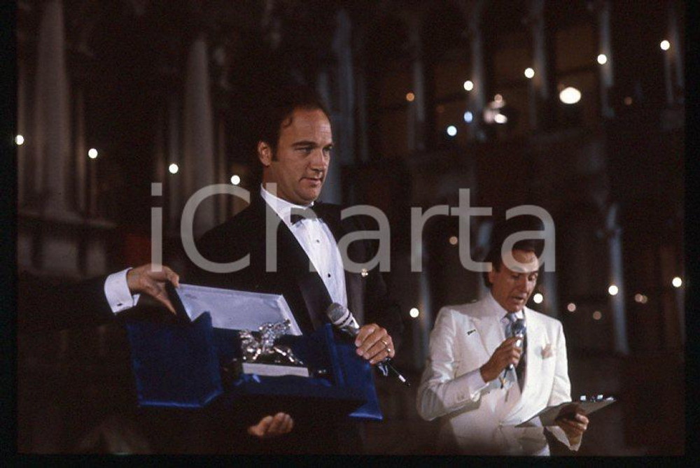 Jim BELUSHI - Cinema VENEZIA 1985 ca - Leone d'Argento *35mm vintage slide Diapositiva originale, in formato 35 mm.Per i diritti rivolgersi a ICharta.E' severamente vietata la riproduzione. Tutti i diritti sono riservati.ICharta mette in vendita, sul negozio eBay e in esclusiva sul sito "icharta" il proprio archivio composto da numerose diapositive e negativi fotografici d'epoca, tutti originali e autentici, che attraversano la storia del costume tra la fine degli anni Sessanta e Novanta.Si tratta di uno sguardo inedito sull'attualità, la politica, la vita quotidiana, il gossip e la cultura, che fotografa il cambiamento della nazione in quest'ultimo scorcio del XX secolo. Un'occasione unica per il mercato del collezionismo, che vede finalmente disponibile un archivio eccezionale per vastità, tematiche e condizioni, in un settore (il negativo fotografico e la diapositiva) di assoluta novità e dalle interessanti prospettive di investimento.  GOOD/buono   originale e autentica 1