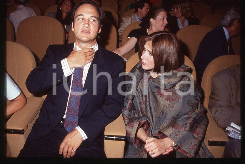 Jim BELUSHI Marjorie BRANSFIELD - Cinema VENEZIA 1990 ca *35mm vintage slide 3 Diapositiva originale, in formato 35 mm.Per i diritti rivolgersi a ICharta.E' severamente vietata la riproduzione. Tutti i diritti sono riservati.ICharta mette in vendita, sul negozio eBay e in esclusiva sul sito "icharta" il proprio archivio composto da numerose diapositive e negativi fotografici d'epoca, tutti originali e autentici, che attraversano la storia del costume tra la fine degli anni Sessanta e Novanta.Si tratta di uno sguardo inedito sull'attualità, la politica, la vita quotidiana, il gossip e la cultura, che fotografa il cambiamento della nazione in quest'ultimo scorcio del XX secolo. Un'occasione unica per il mercato del collezionismo, che vede finalmente disponibile un archivio eccezionale per vastità, tematiche e condizioni, in un settore (il negativo fotografico e la diapositiva) di assoluta novità e dalle interessanti prospettive di investimento.  GOOD/buono   originale e autentica 1
